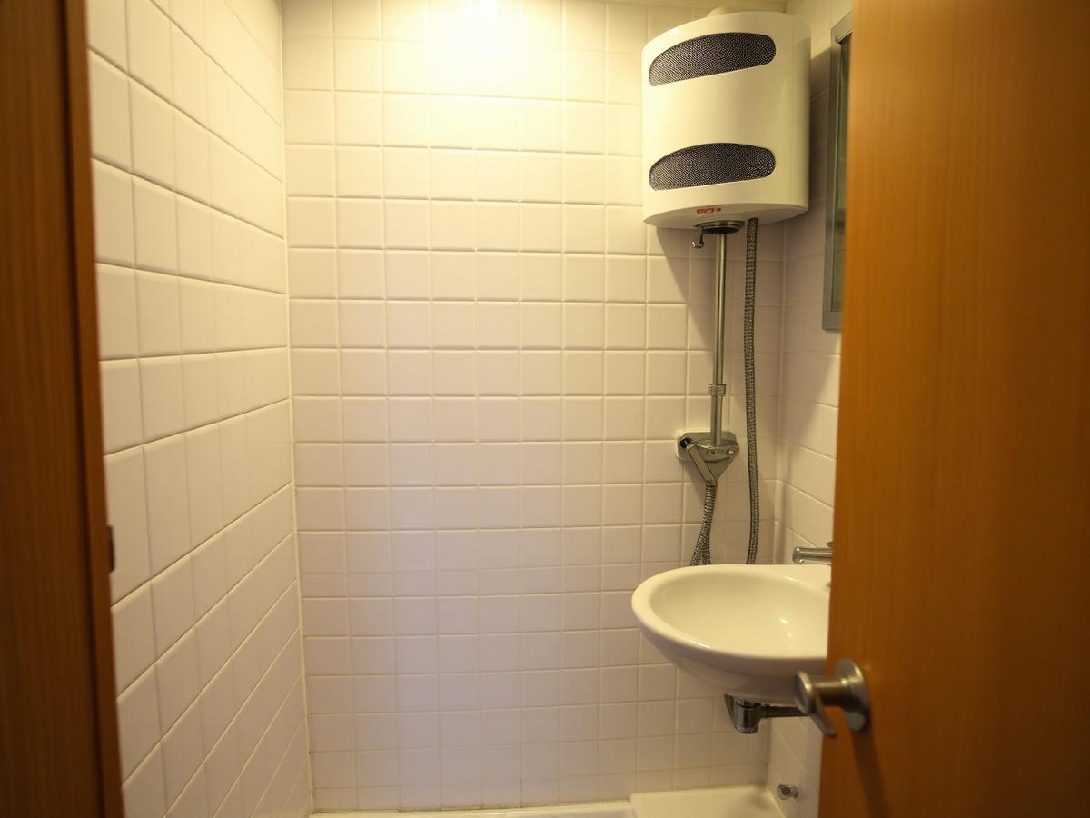 Kamar mandi dalam dengan water heater dan shower
